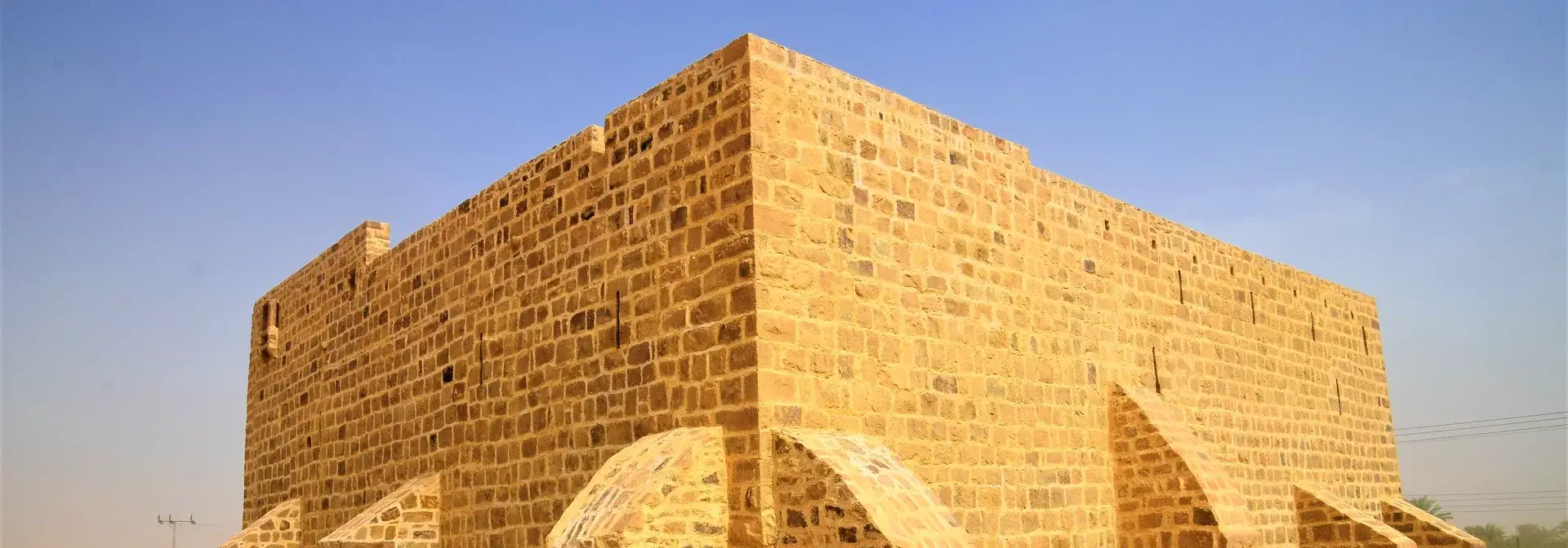 قلعة ذات الحاج الحجرية في منطقة تبوك، إحدى قلاع طريق الحج الشامي التي أُقيمت لتأمين مسار الحجاج